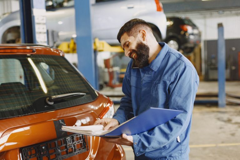Mehaničar provjerava automobil u servisnoj radionici