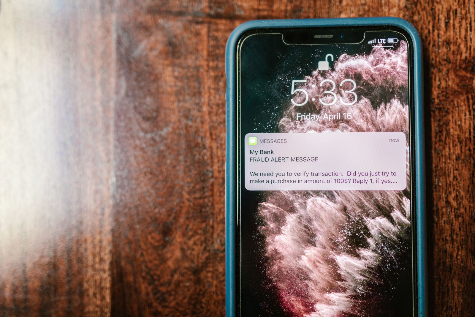 Pametni telefon s upozorenjem o sumnjivoj poruci