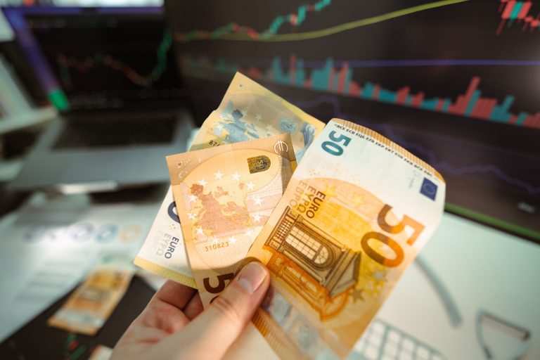 Euronovčanice ispred financijskih grafikona